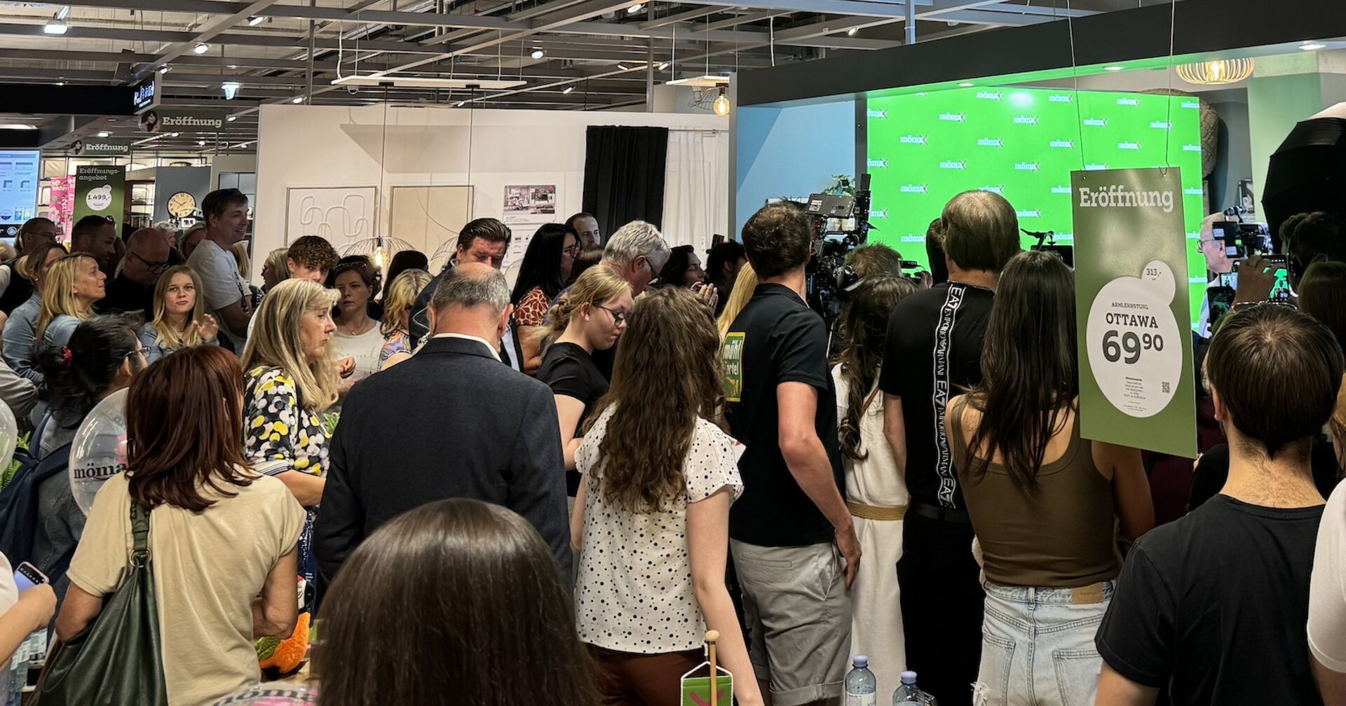 Viele Menschen bei der Eröffnung des Mömax-Möbelhauses in Linz
