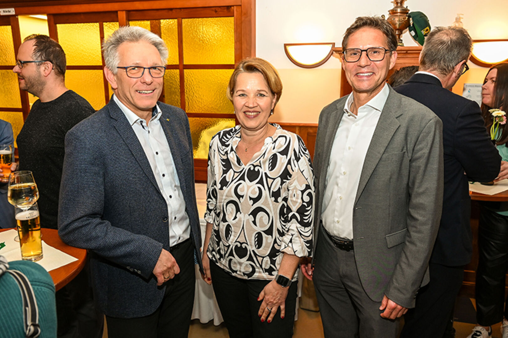 Udo Reiner (Raiba) mit Bürgermeisterin Andrea Kaufmann und Richard Karlinger (Hypo)