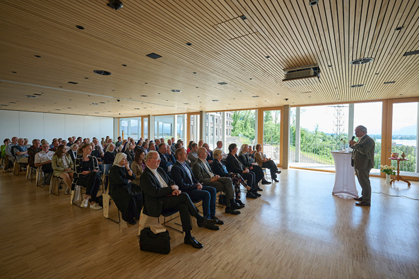 Zahlreiche geladene Gäste nahmen an der feierlichen Eröffnung teil.