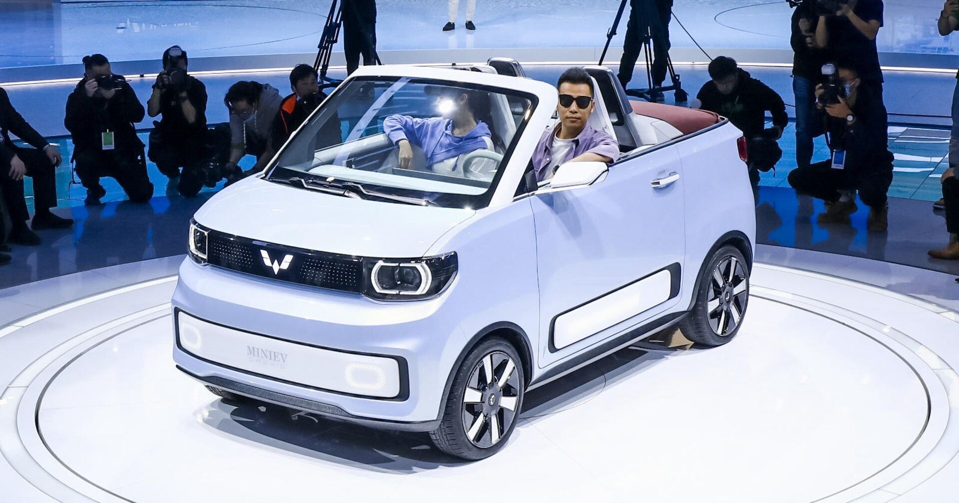 Ein sehr kleines Cabrio auf einem Podest