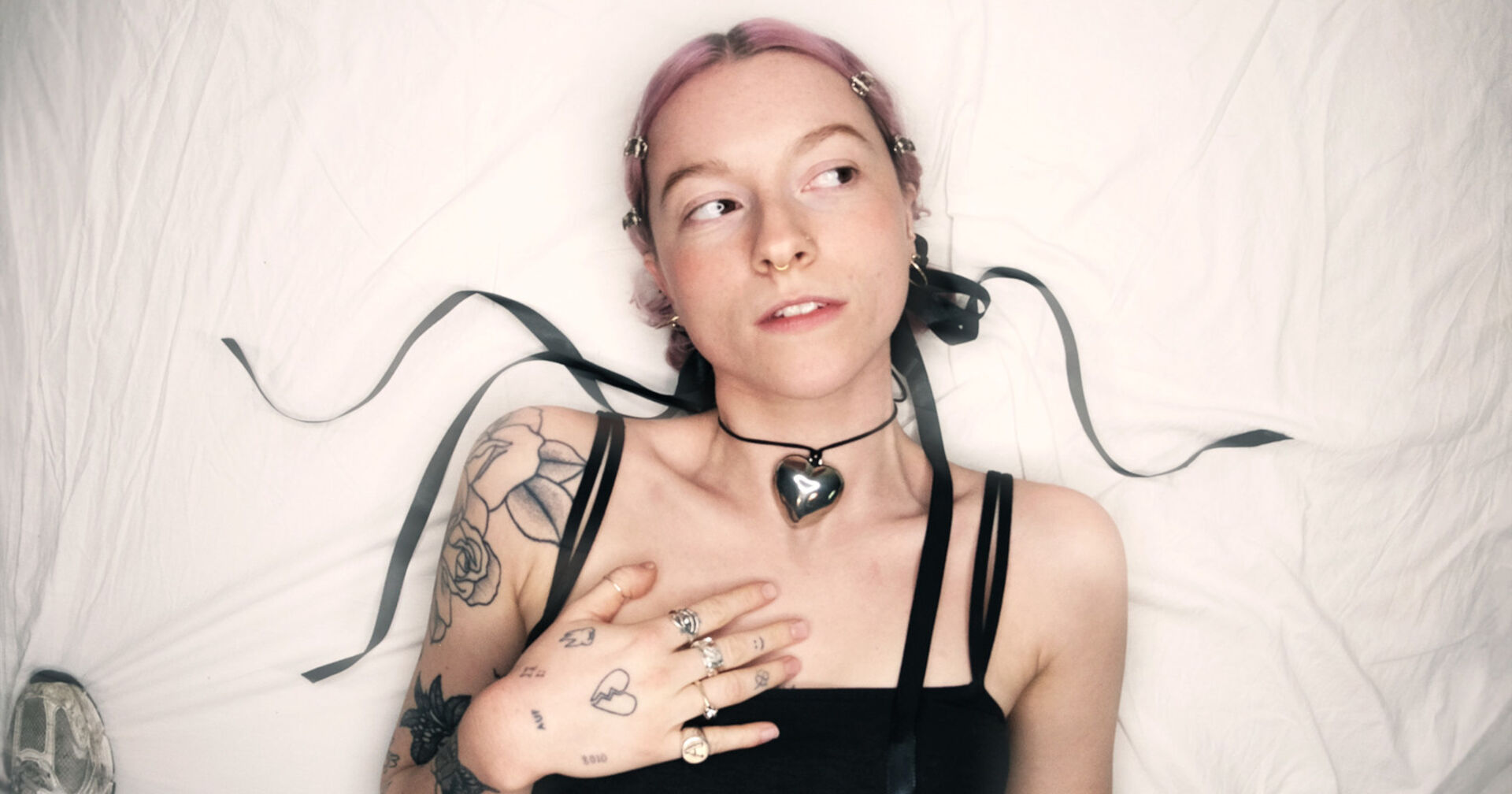 Eine junge Frau liegt auf einem weißen Bett