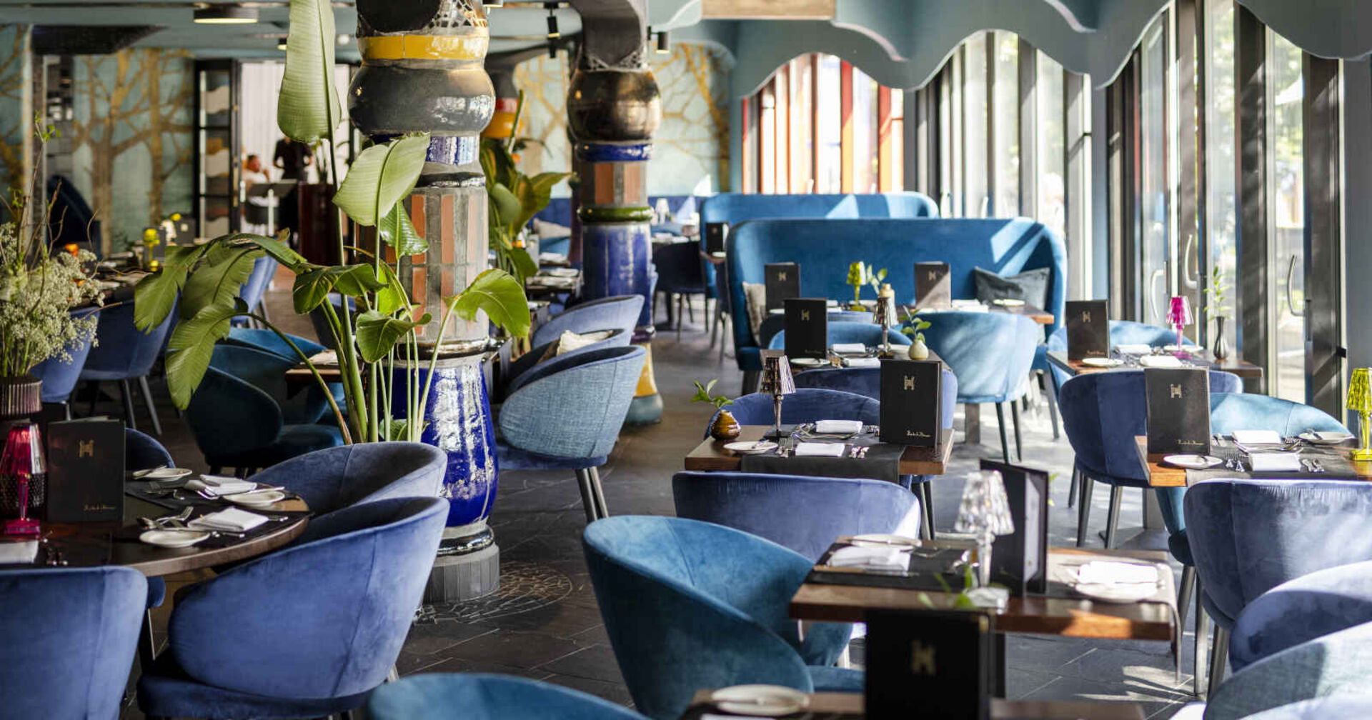 Ein Raum mit modernen Sesseln und Tischen.