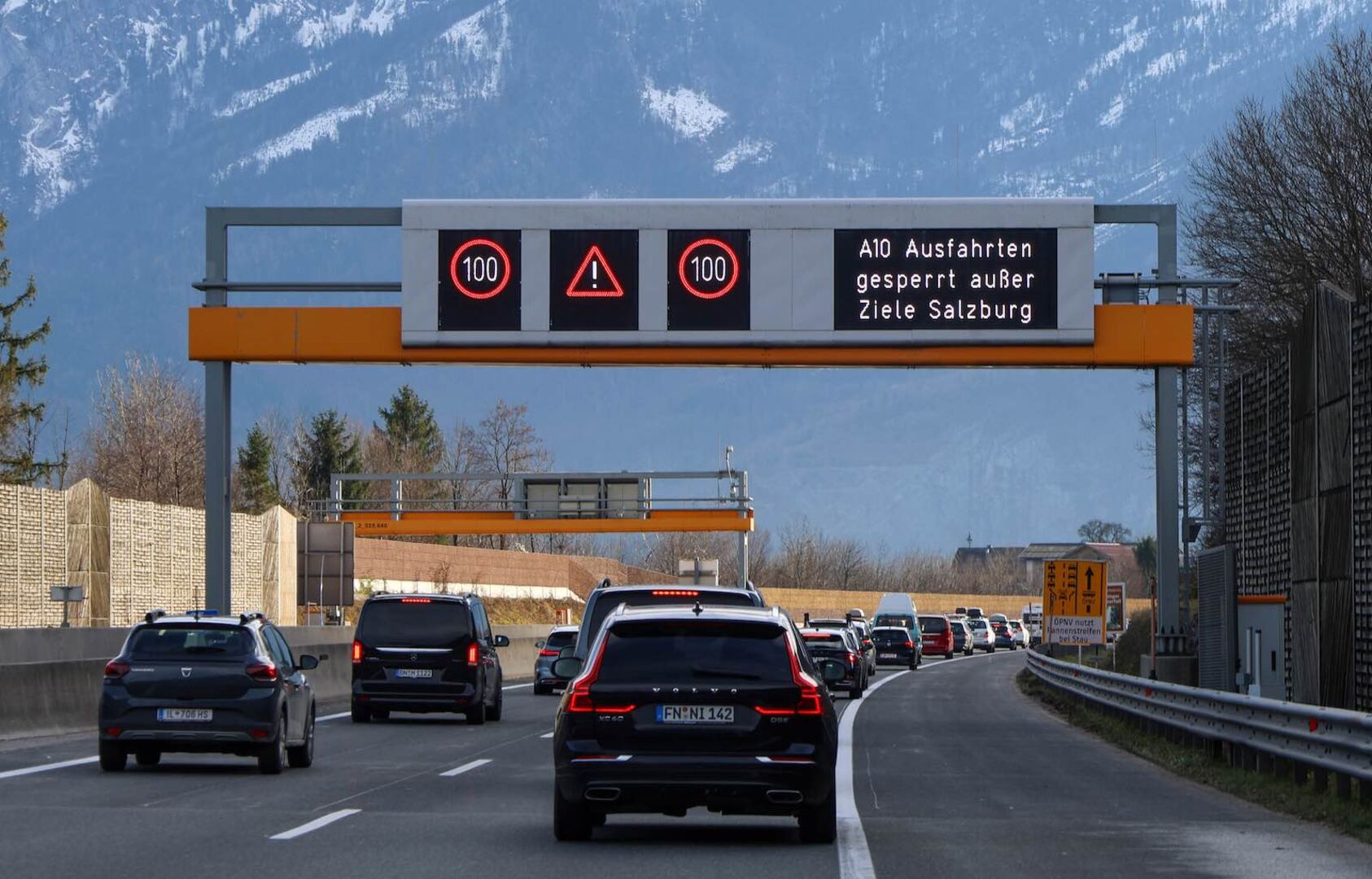 Abfahrt auf der A10 gesperrt.