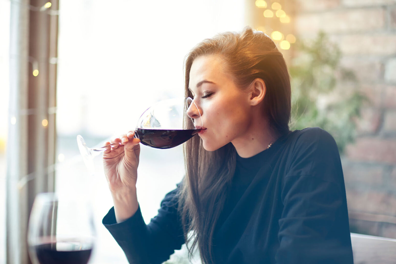 Frau trinkt ein Glas Wein | Credit: iStock.com/pogorelova