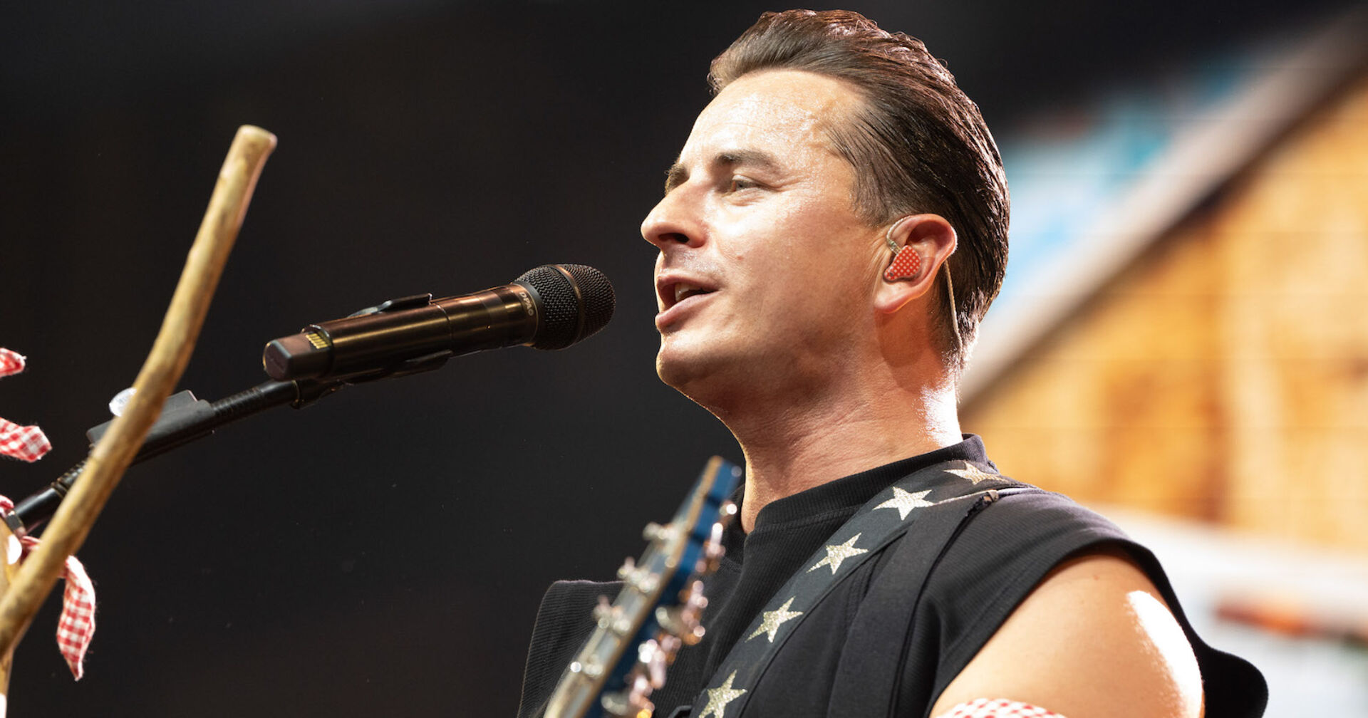 Andreas Gabalier mit einem Mikrofon auf der Bühne.