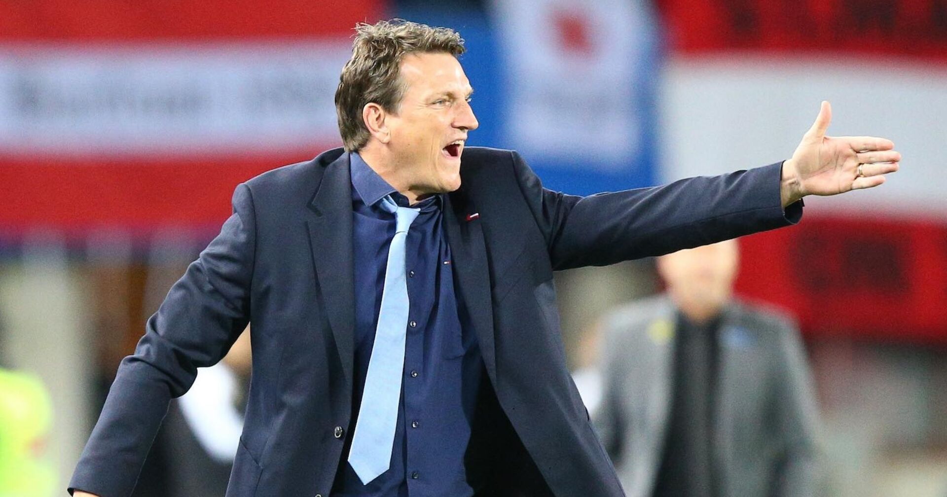 Andreas Herzog macht eine Handbewegung an der Seitenlinie beim Fußball.