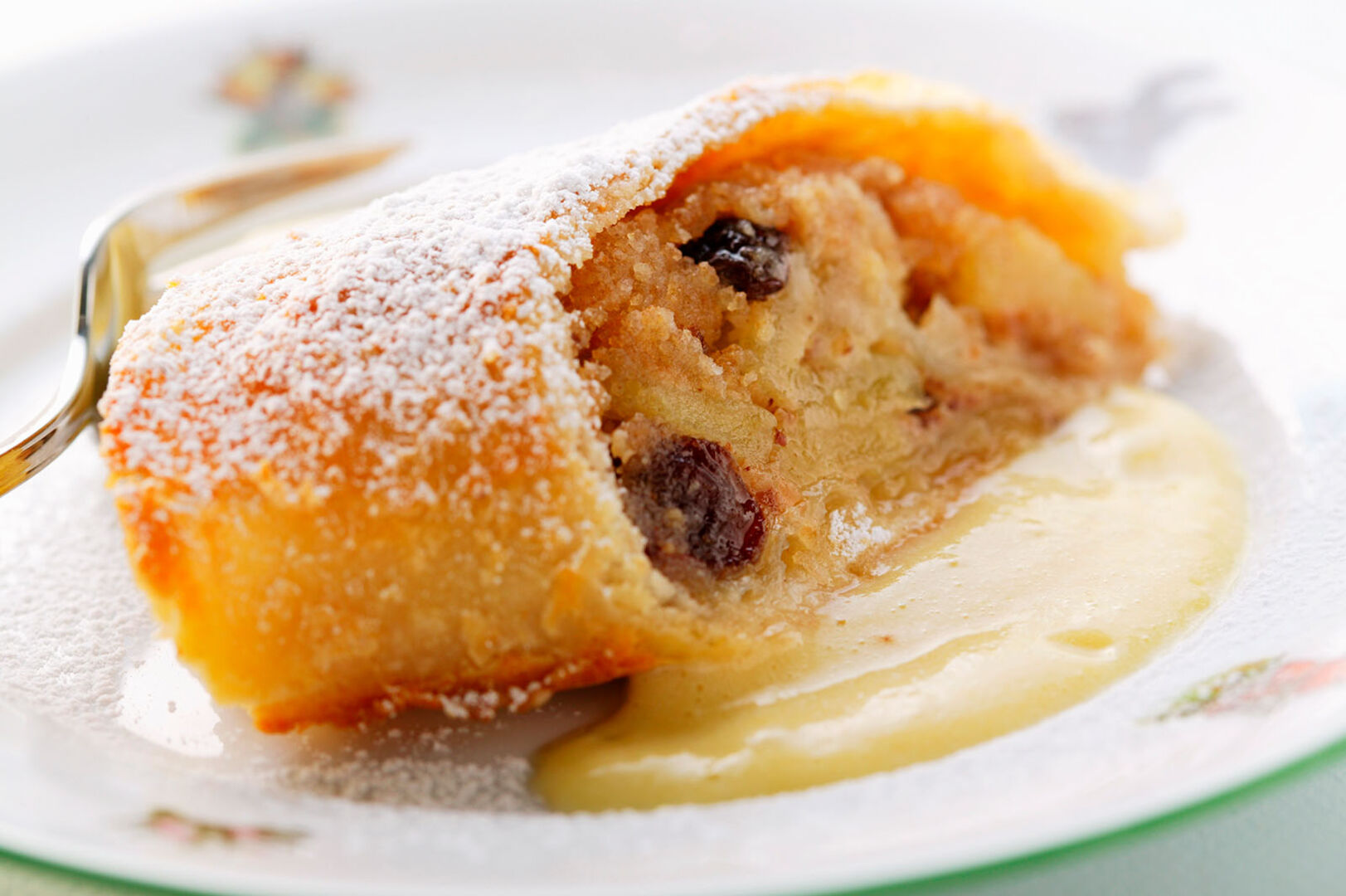 Apfelstrudel mit Vanillesoße | Credit: Foodcollection / FoodCollection / picturedesk.com