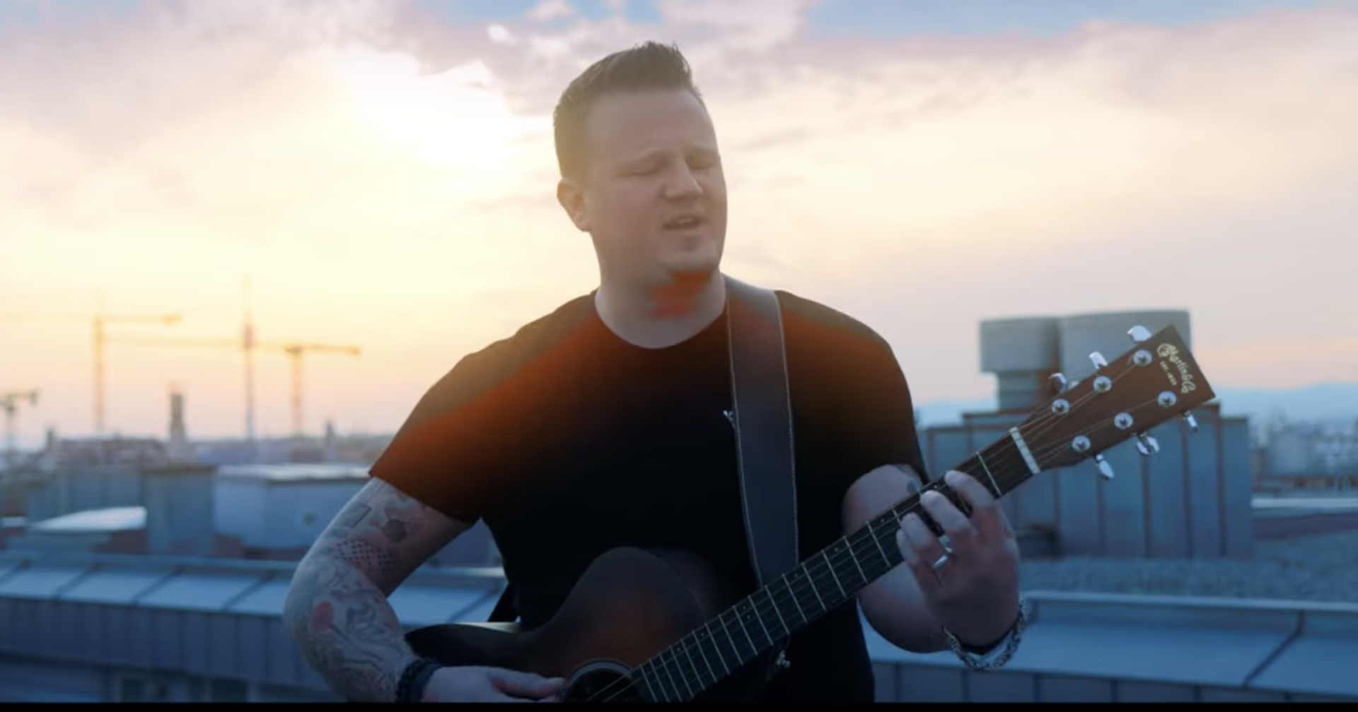 Screenshot aus Manuel Paches Musikvideo &quot;Unsere Zeit is no ned kumman&quot;