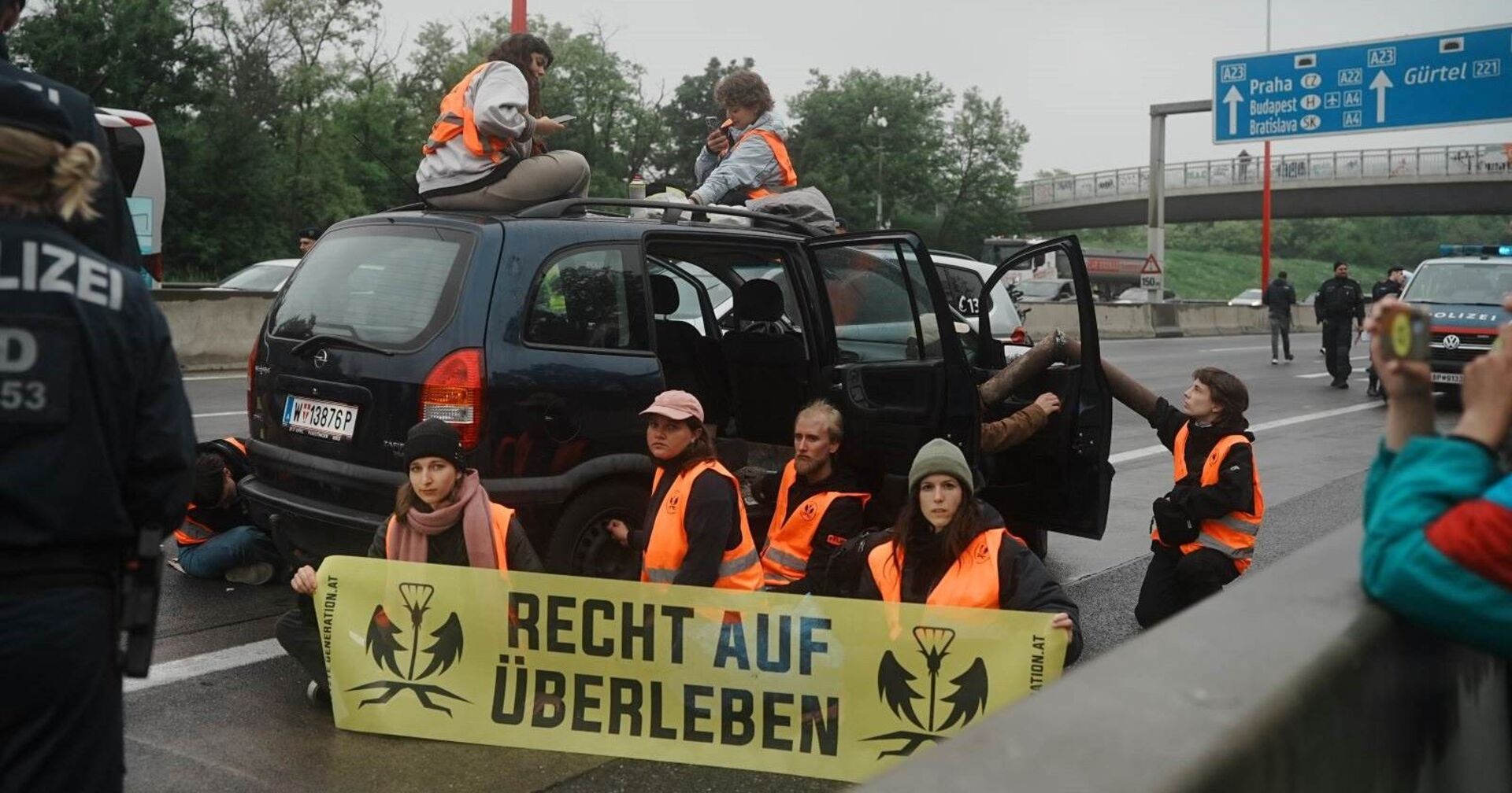 Klimaaktivisten blockieren die Autobahn A23