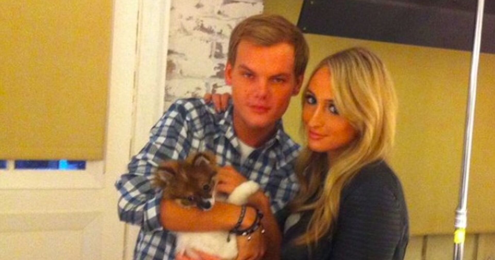 Avicii und seine Ex Freundin Emily mit einem kleinen Hund in der Hand.