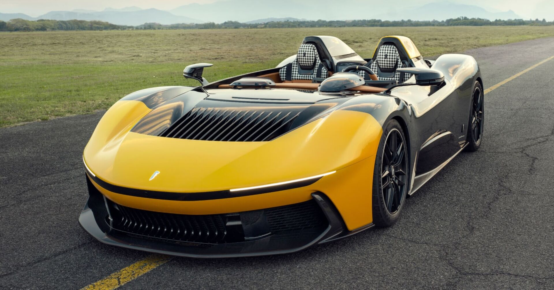 Der Pininfarina B95, ein gelb-schwarzes, sportliches Cabrio, auf einer Landstraße