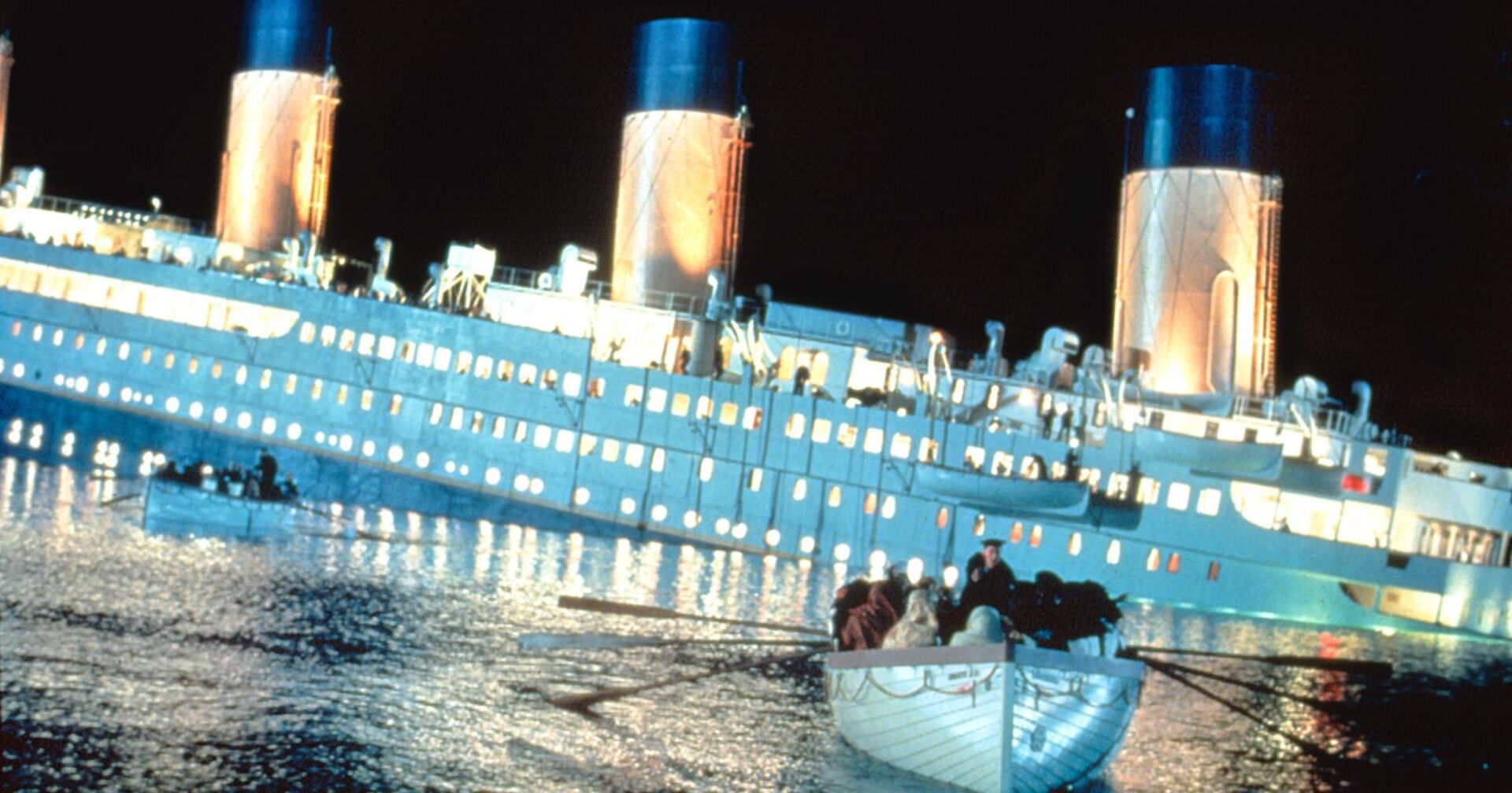 Filmszene: Die Titanic sinkt.