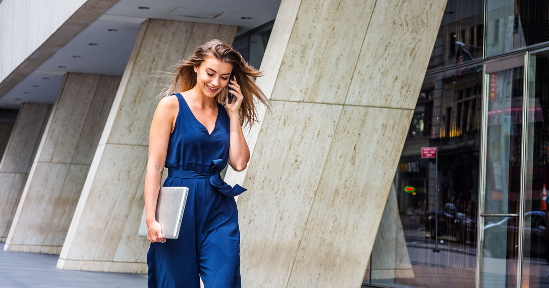Frau trägt blauen Jumpsuit | Credit: iStock.com/AlexanderImage