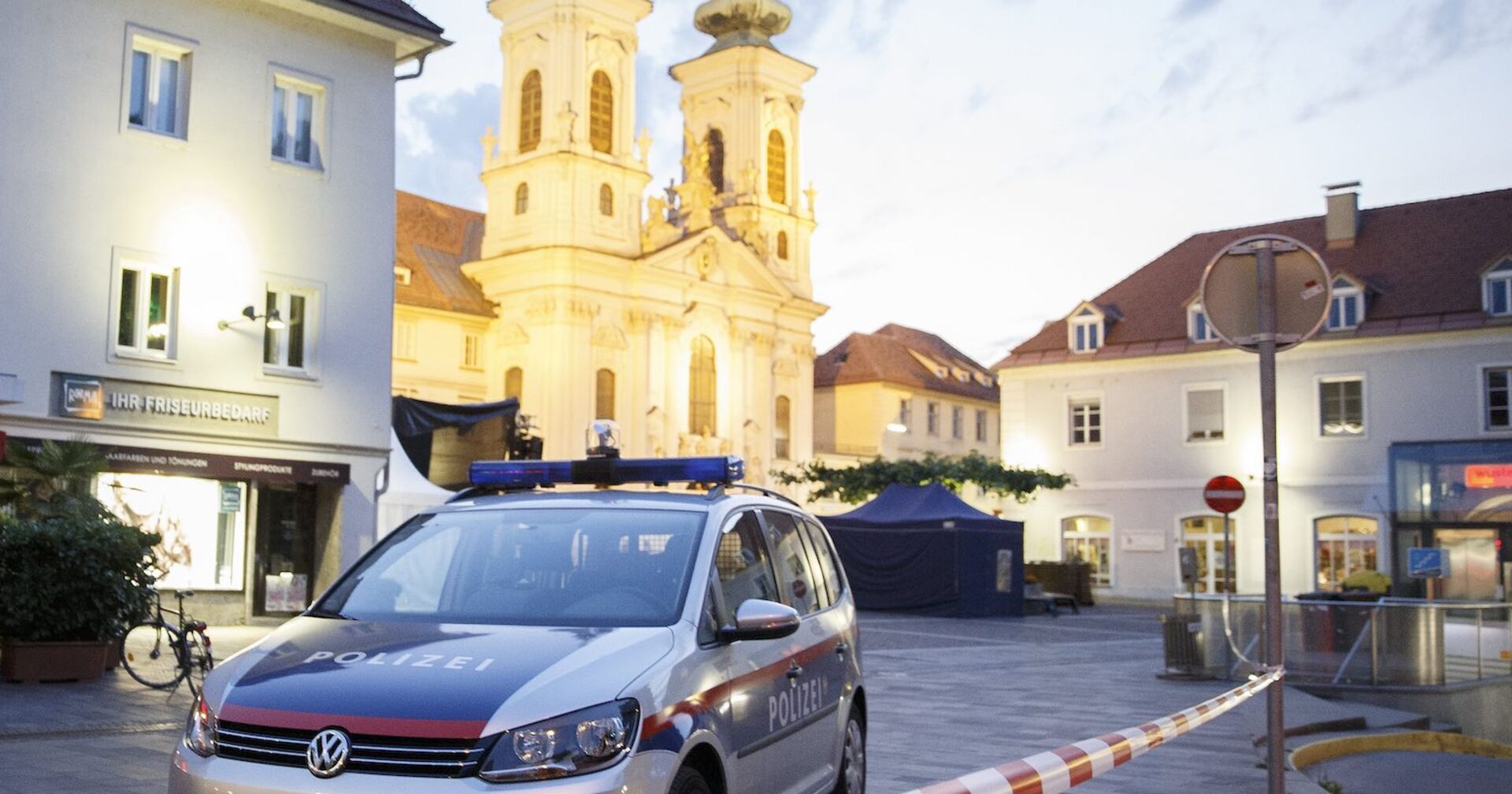 Polizeiauto und Absperrung in Graz.