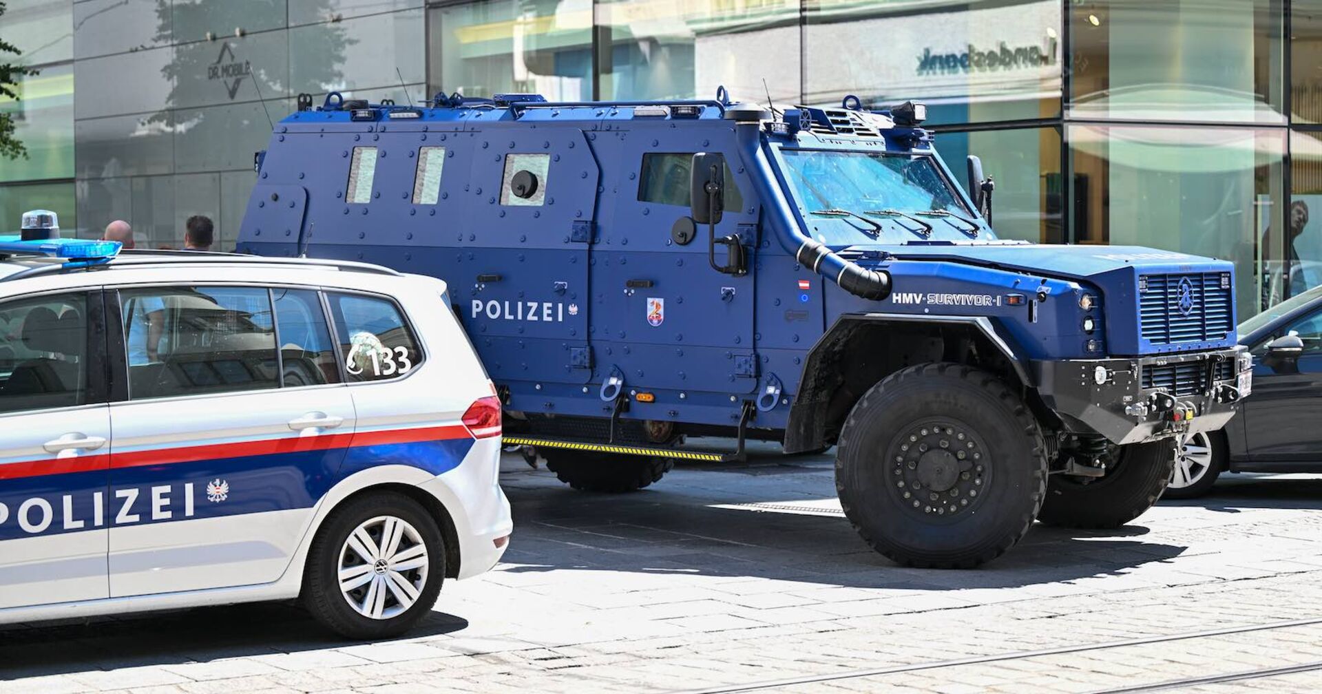 Zwei Fahrzeuge der Polizei in Linz.
