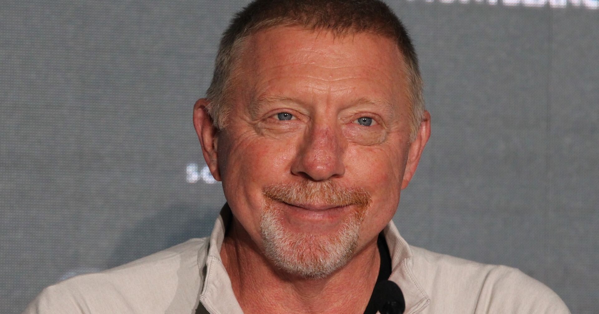 Boris Becker mit einem weißen T-Shirt.