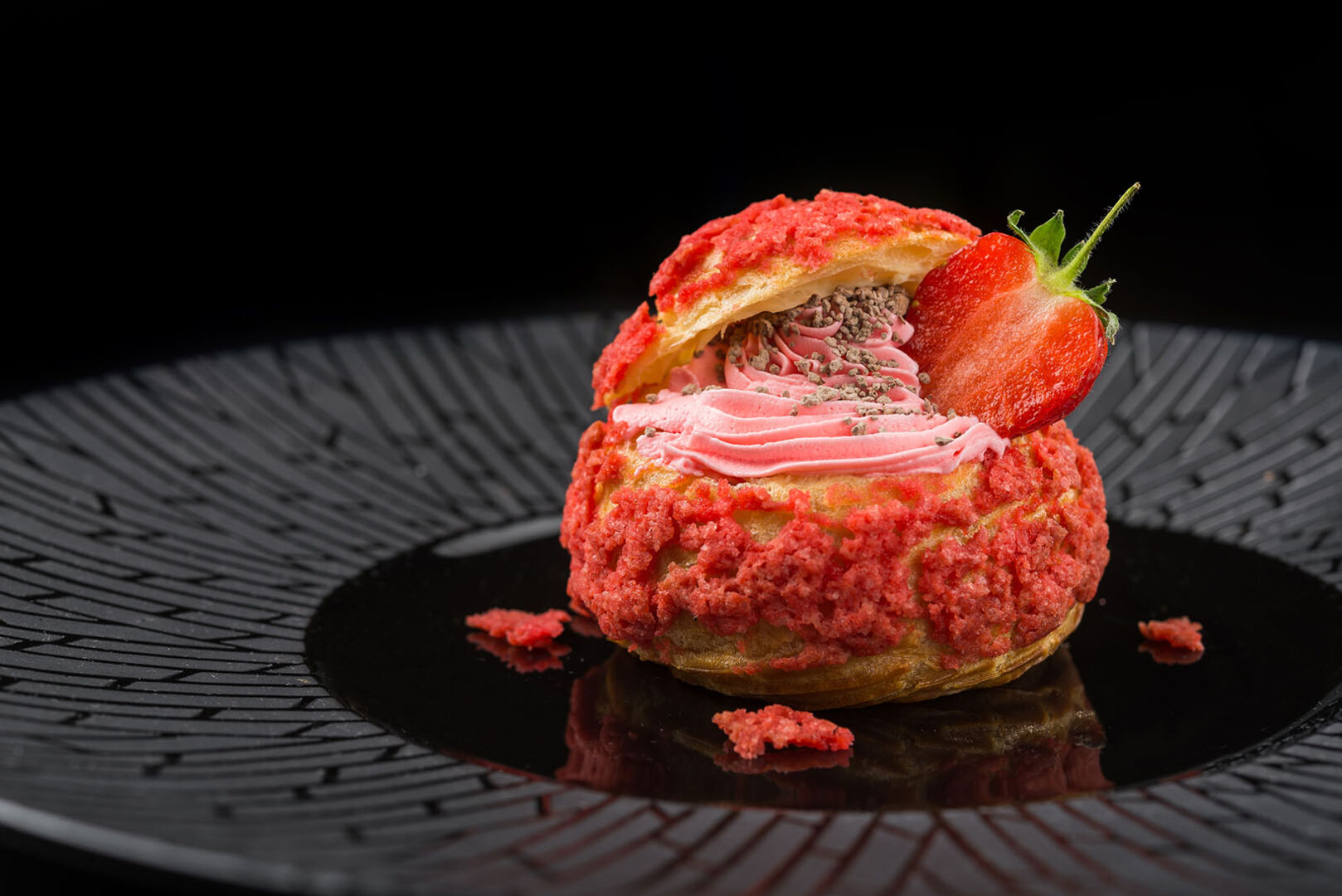 Erdbeer-Brandteigkrapferl | Credit: iStock.com/DimaSobko