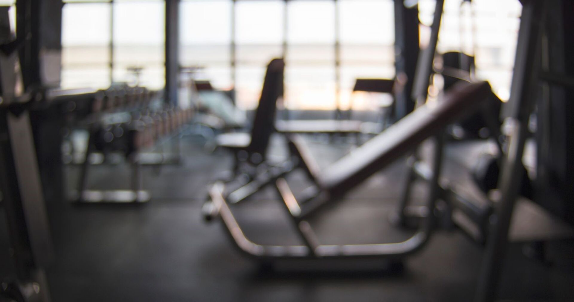 Düstere Aufnahme eines Fitnesstudios.