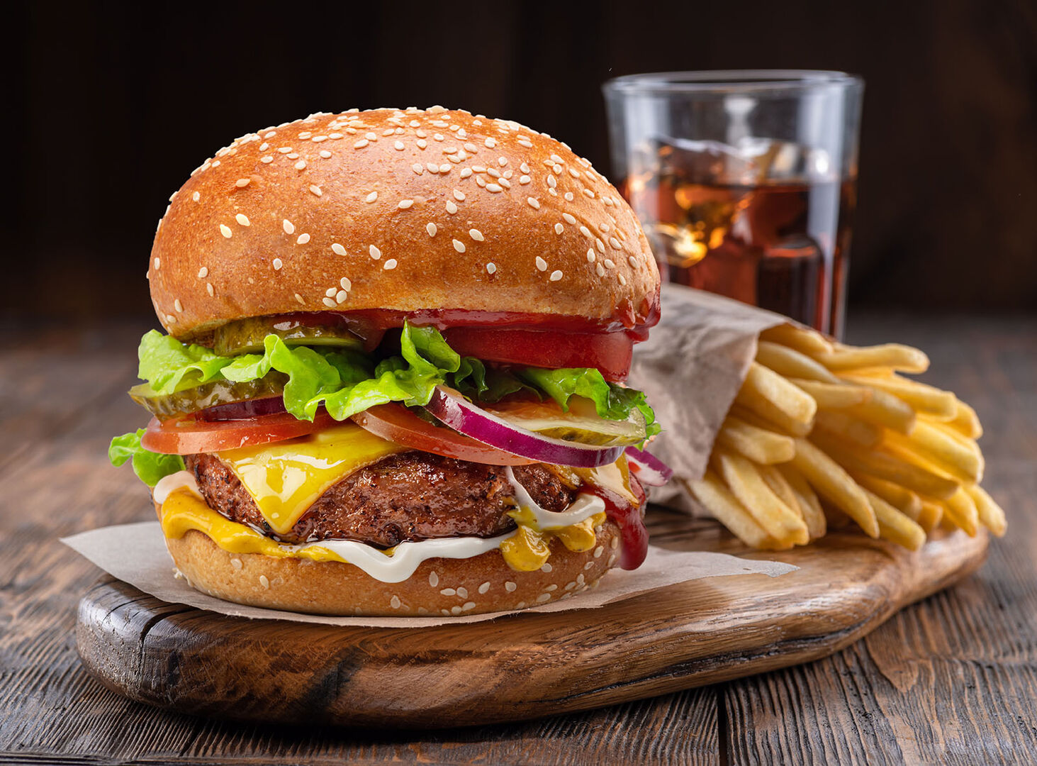 Burger und Pommes mit Getränk | Credit: iStock.com/ValentynVolkov