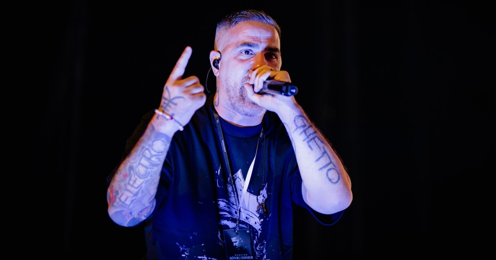 Bushido auf der Bühne während einer Performance.