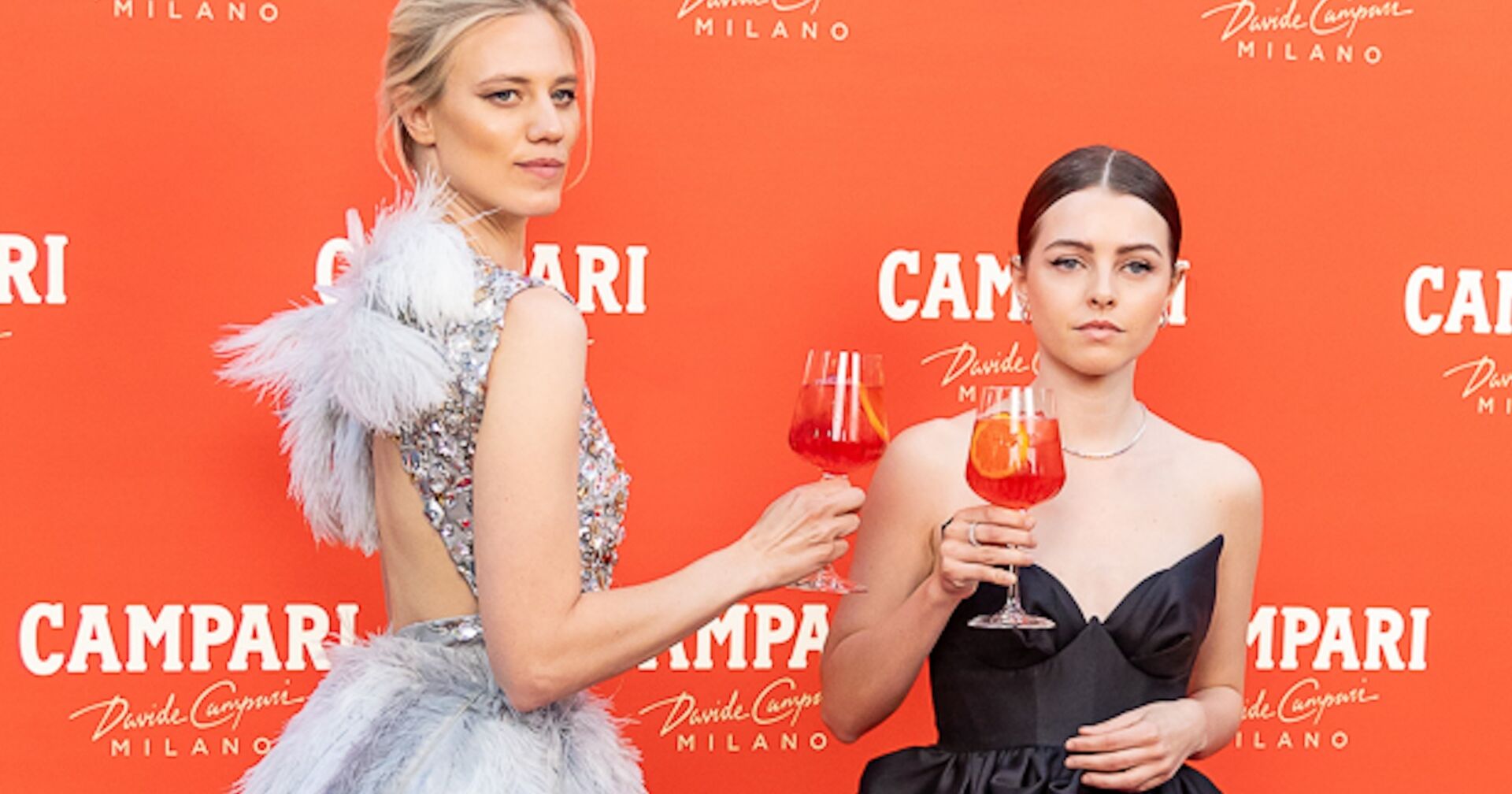 Larissa Marolt und Fanni Schneider mit einem Campari-Drink