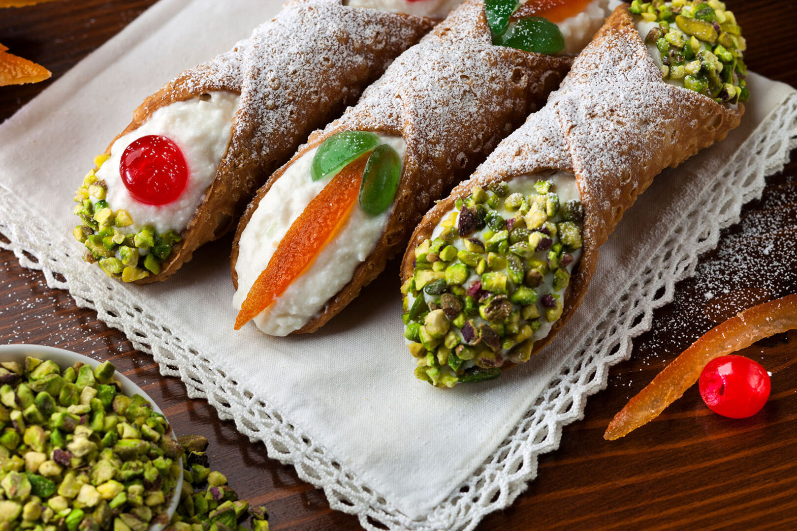 Cannoli auf einem Teller | Credit: iStock.com/fotogiunta