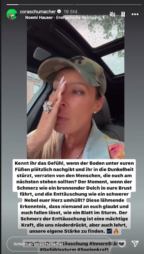 Cora Schumacher zeigt sich in einer Instagram-Story weinend und postet einen aufgelösten Text dazu. Sie trägt auch eine Kappe.
