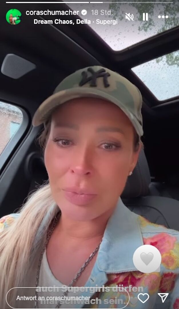 Cora Schumacher in einer Instagram Story mit einer Kappe.