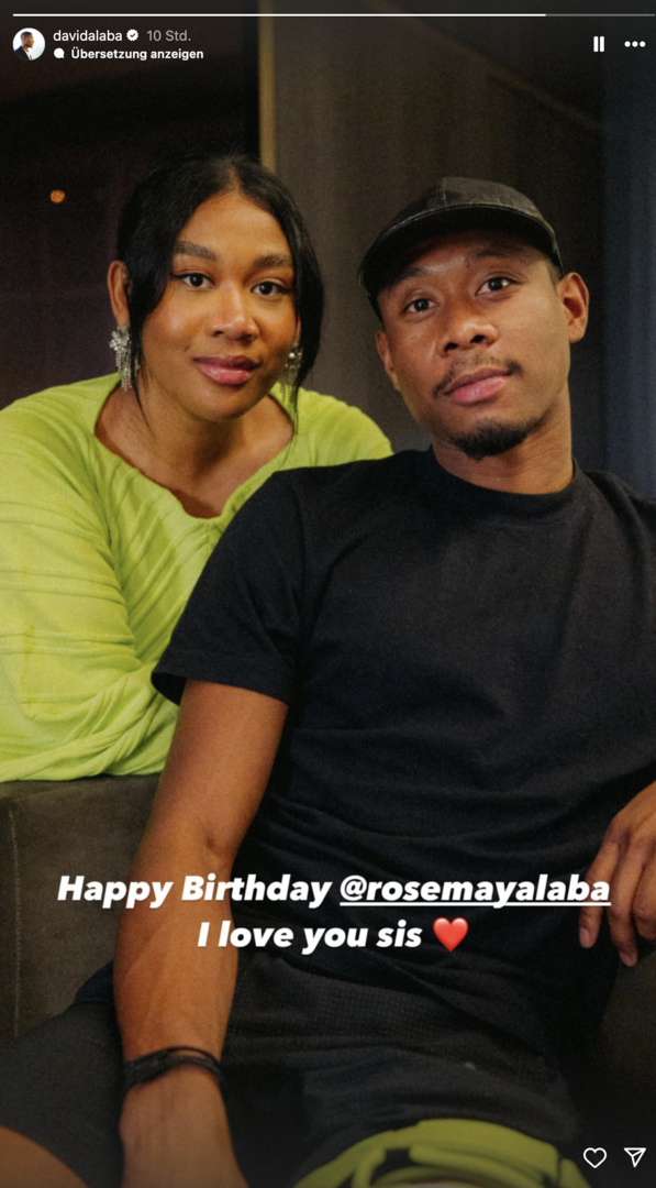 David Alaba und seine Schwester Rose May Alaba. Er trägt ein schwarzes T-Shirt und Rose ein hellgrünes.