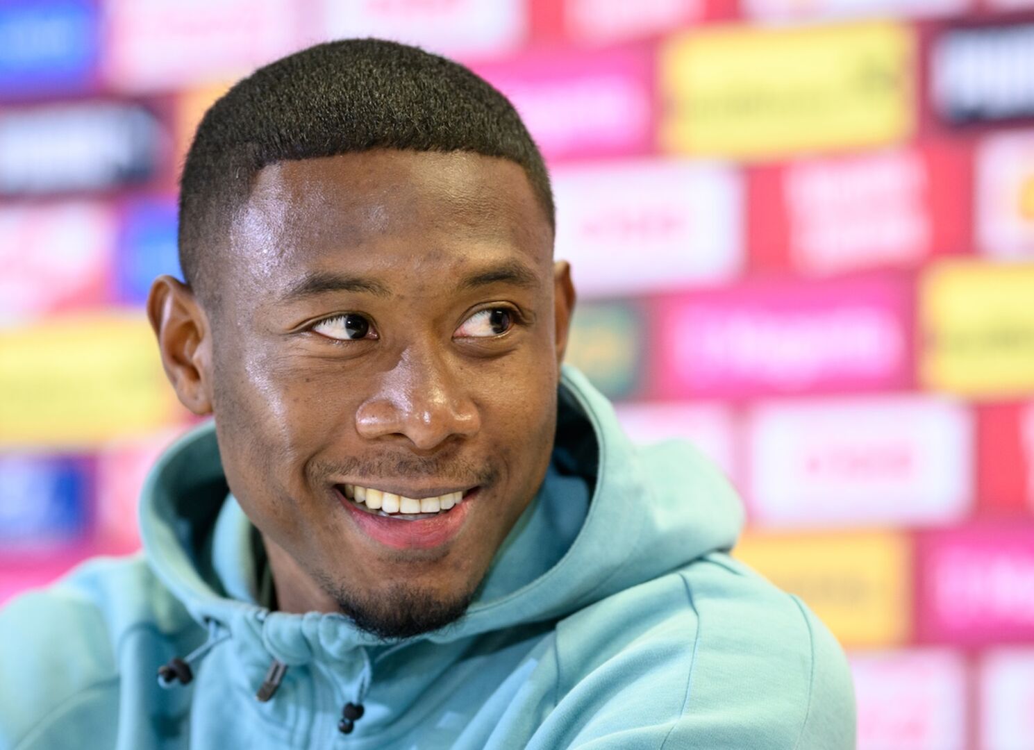 David Alaba mit einem hellblauen Pullover.