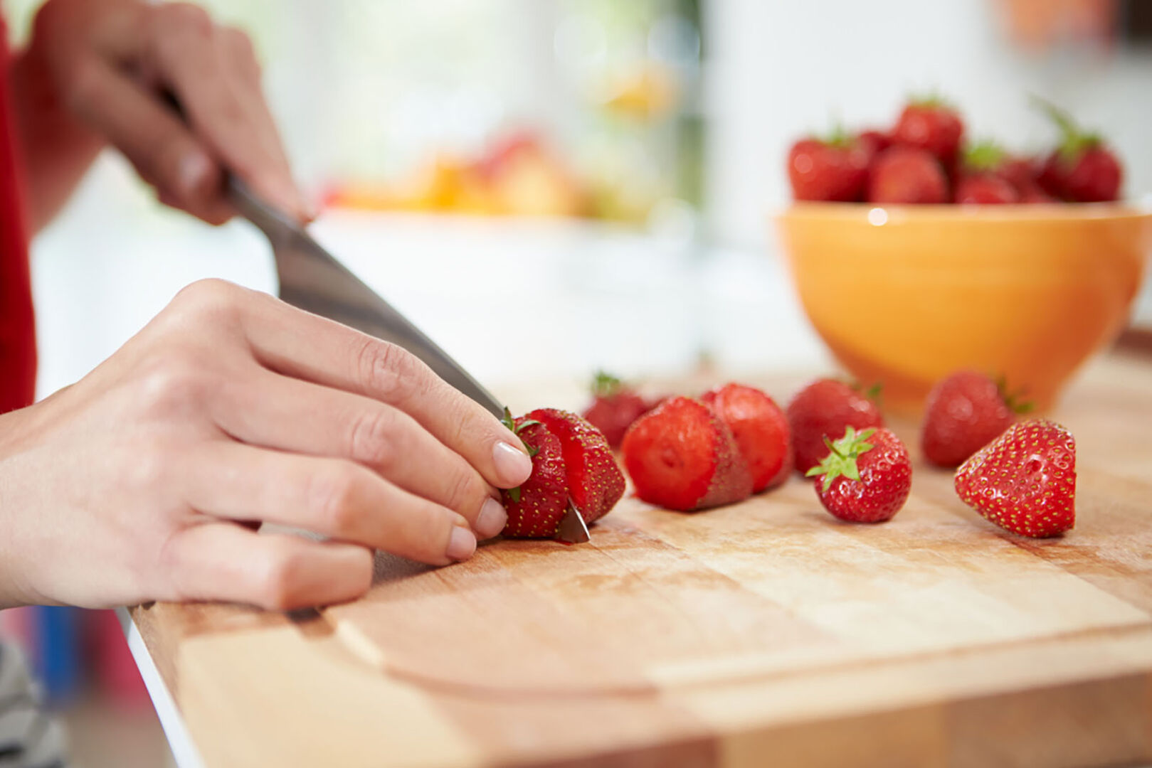 Frau stellt Erdbeer-Joghurt-Bites her | Credit: iStock.com/monkeybusinessimages