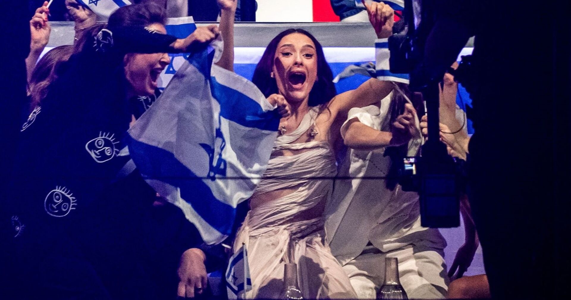 Eden Golan freuht sich über ihren Einzug ins Finale, Anhänger halten Israel-Fahnen.