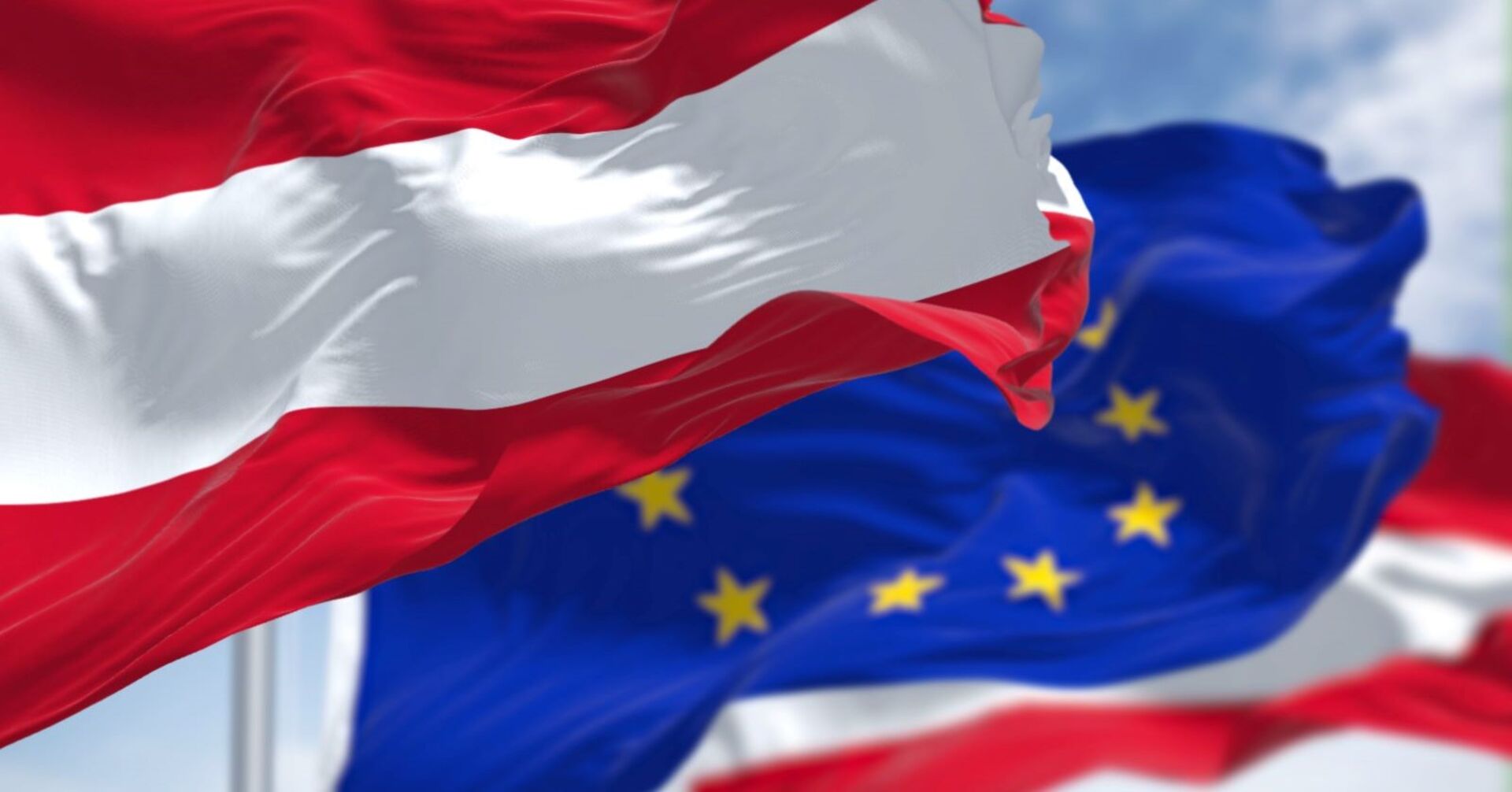 Österreich- und Eu-Flagge im Wind