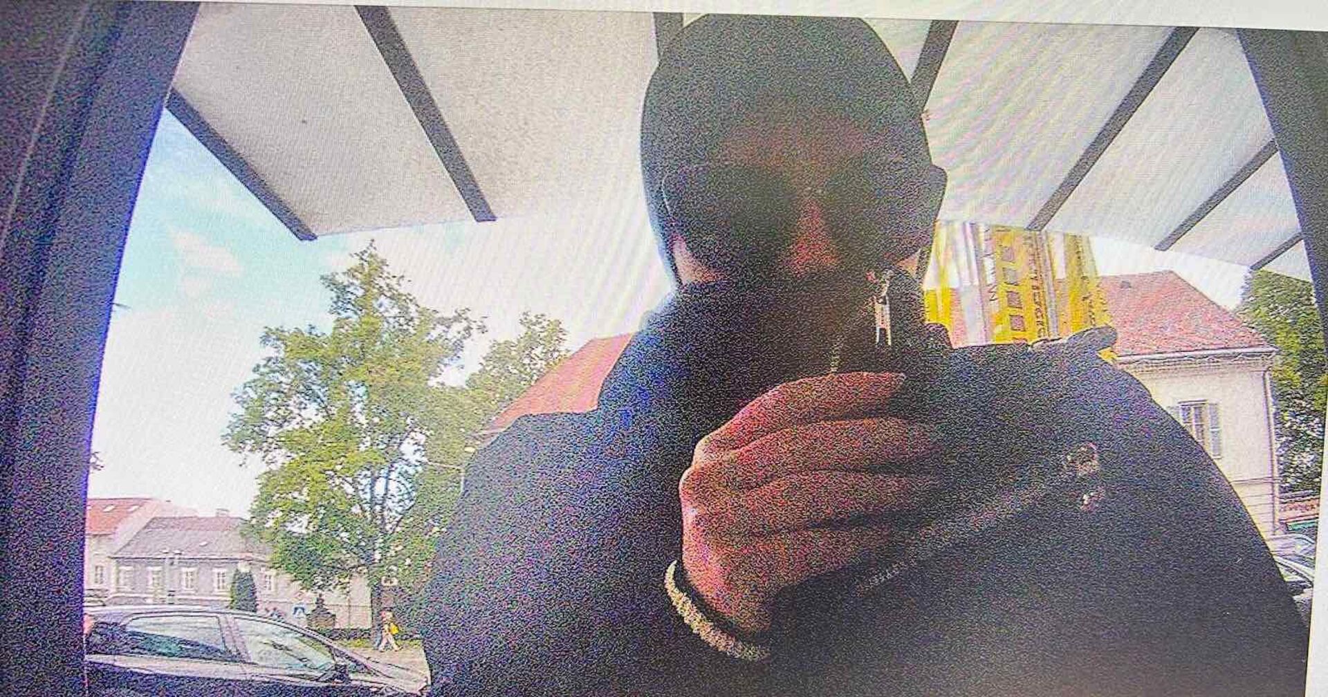 Bild aus einer Überwachungskamera, wie die Frau Geld abhebt.