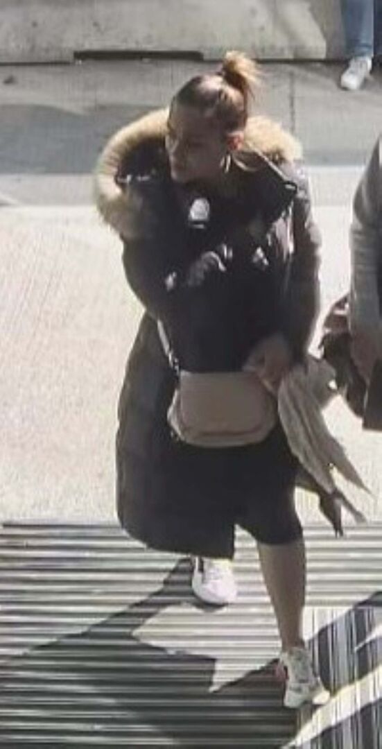 Fahndungsfoto der gesuchten Frau.