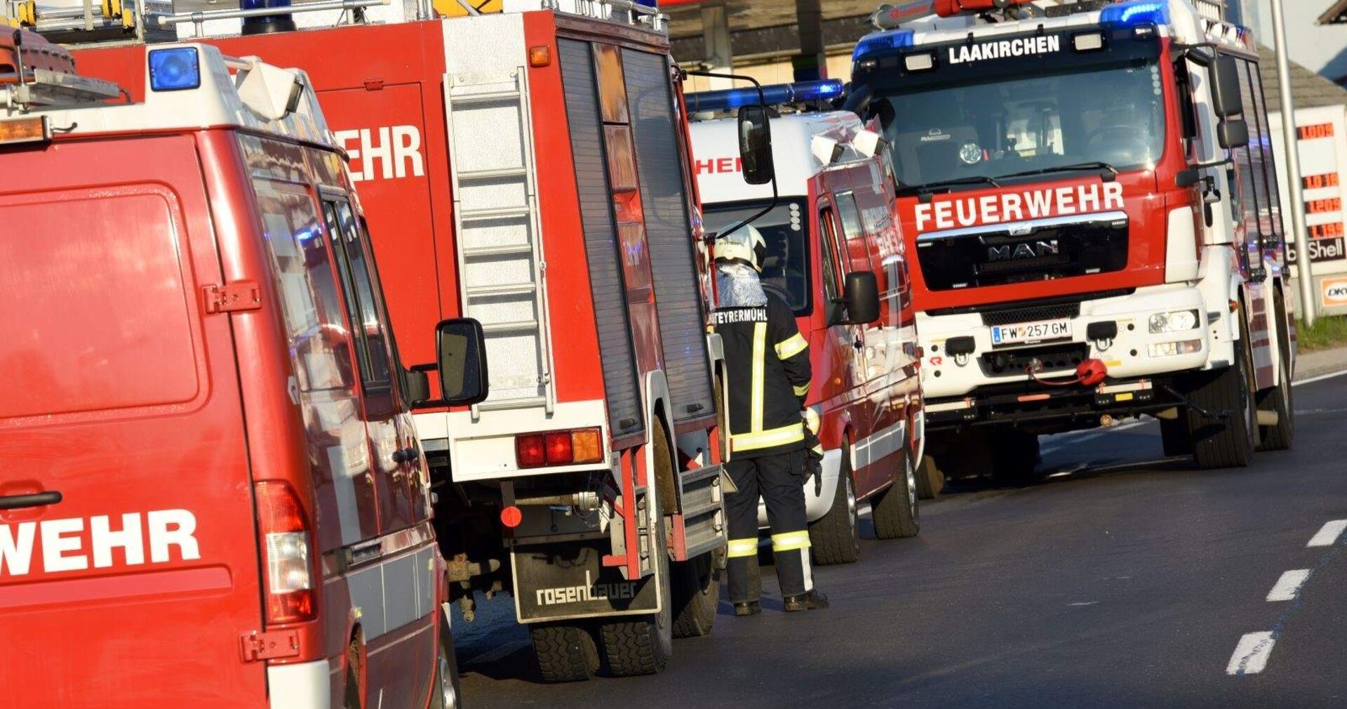 Mehrere Einsatzfahrzeuge der Feuerwehr.