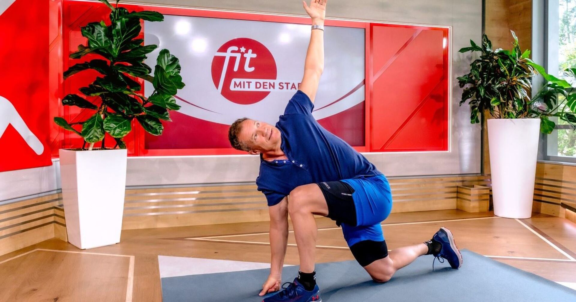 Armin Assinger zeigt eine Fitnessübung.