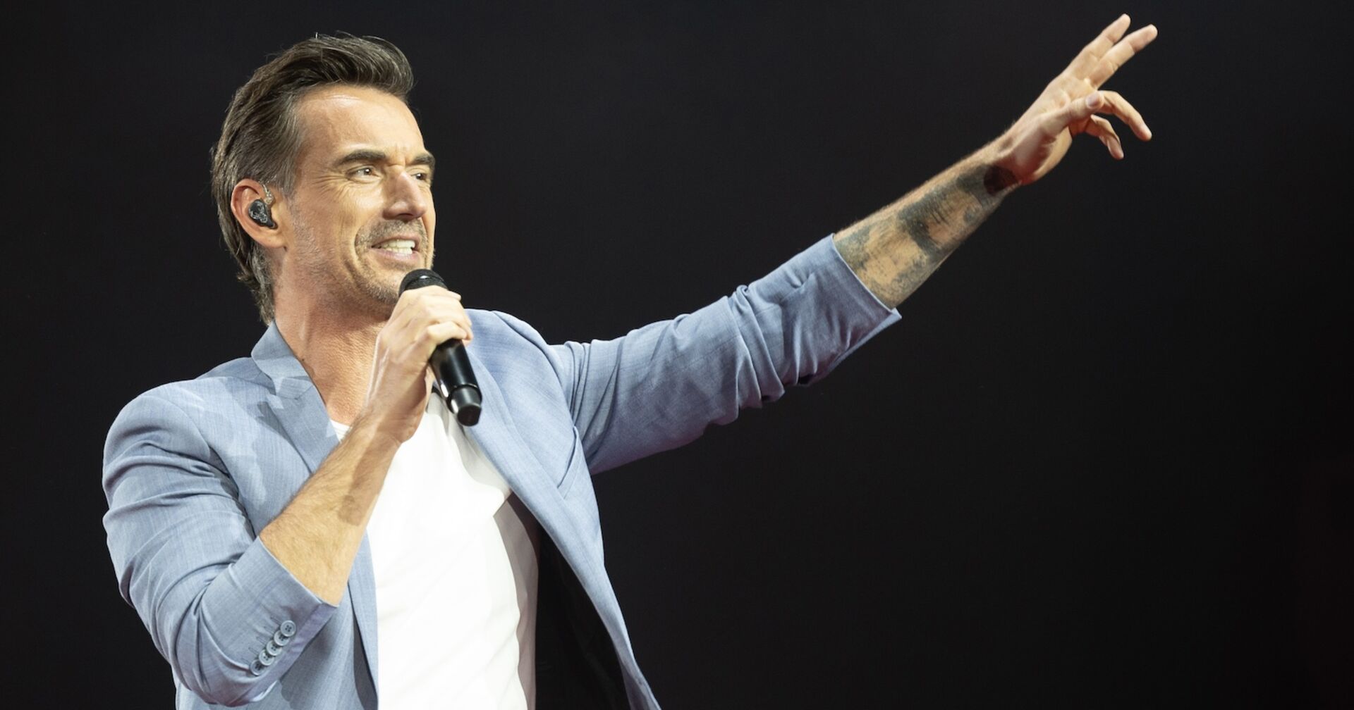 Florian Silbereisen in einem hellblauen Anzug und einem weißen Hemd.