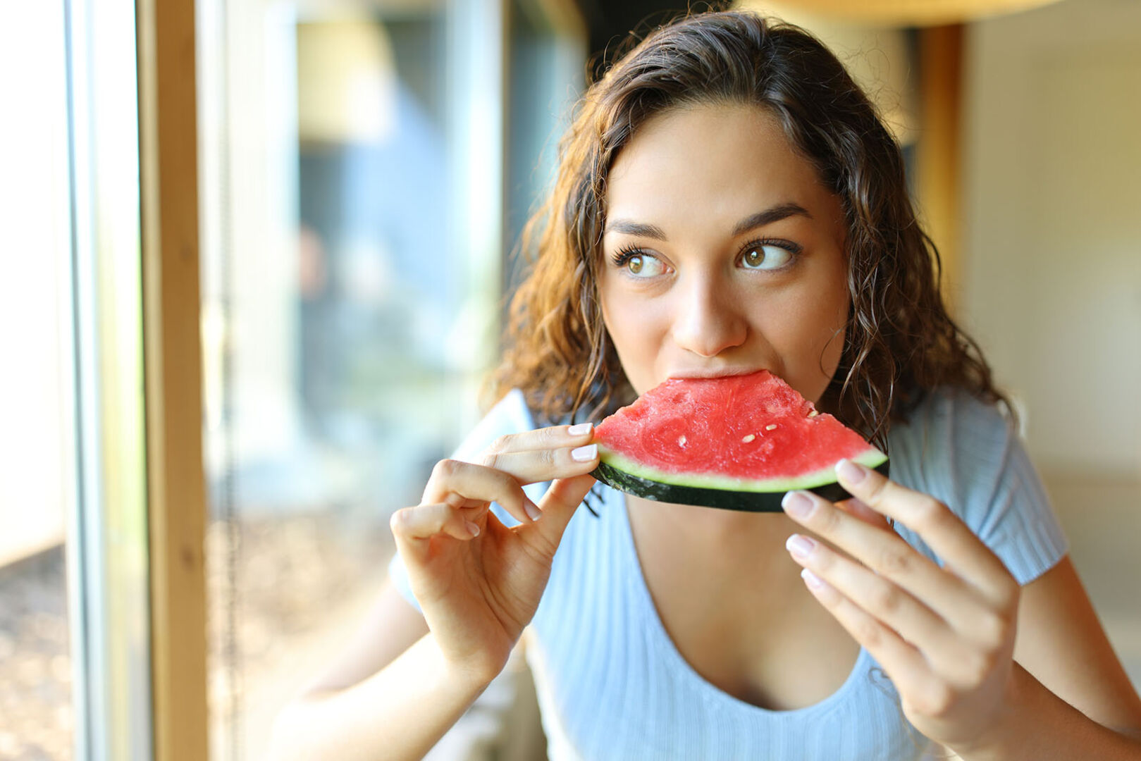 Frau isst eine Wassermelone | Credit: iStock.com/Pheelings Media