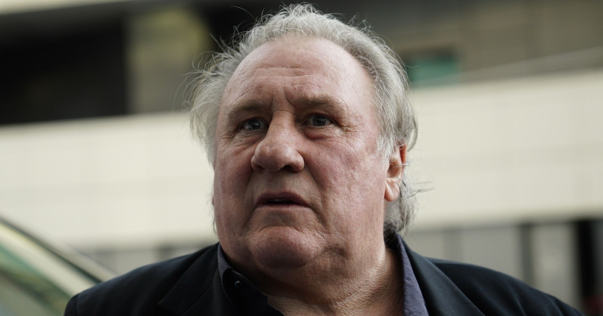 Gérard Depardieu in einem schwarzen Sakko