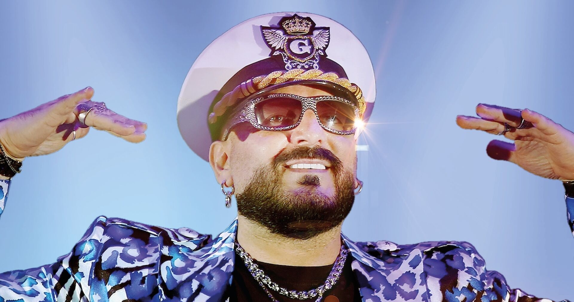 Gigi D'Agostino bei einem Auftritt mit Kapitänsmütze