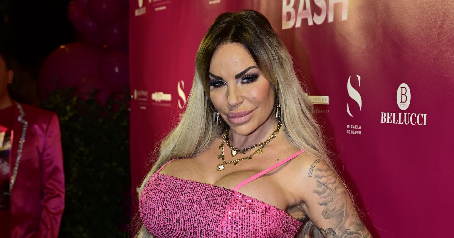 Gina-Lisa Lohfink mit offenen blonden Haaren und einem pinken Kleid.