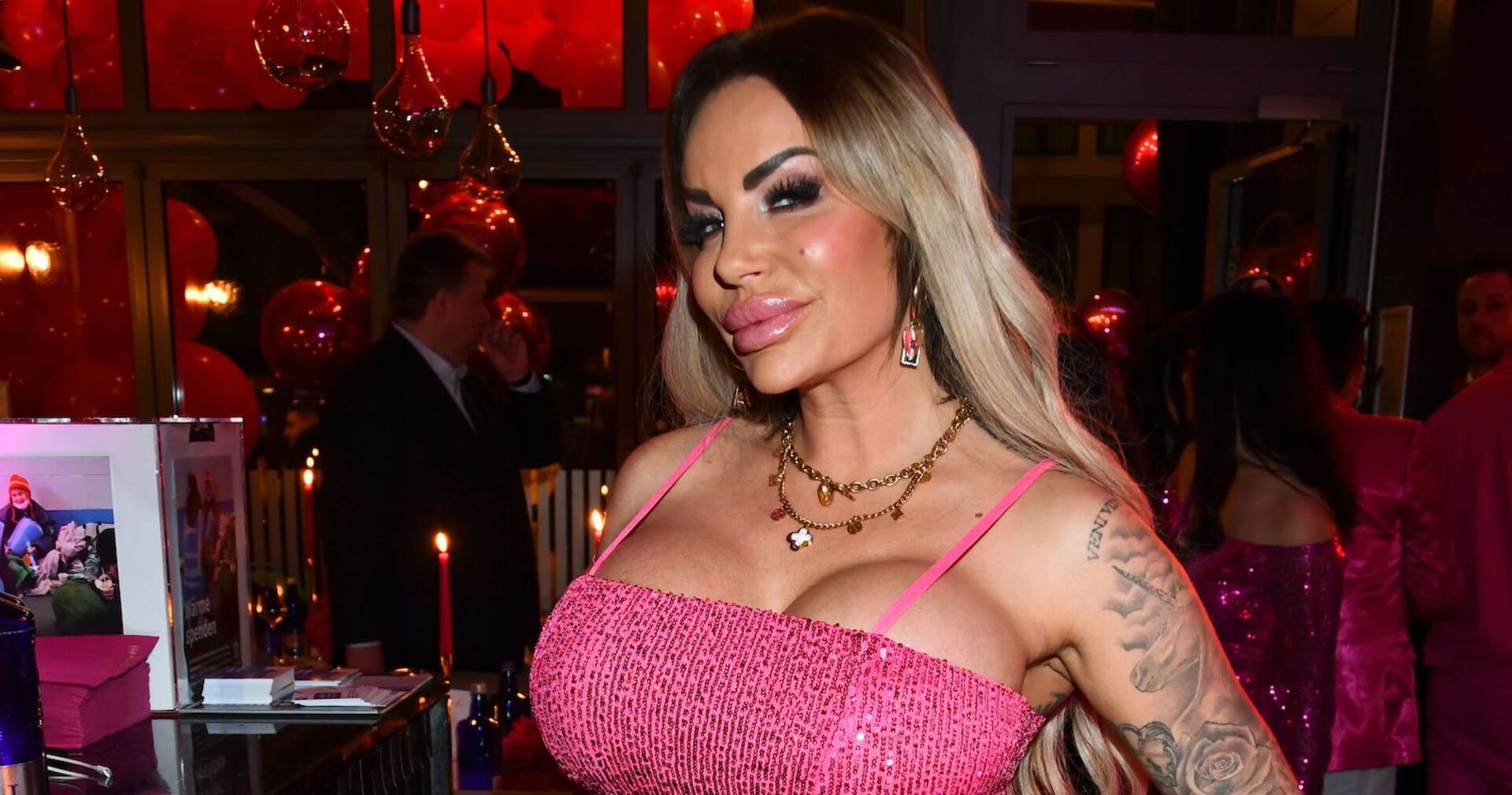 Gina-Lisa Lohfink mit einem pinken Outfit und offenen blonden Haaren