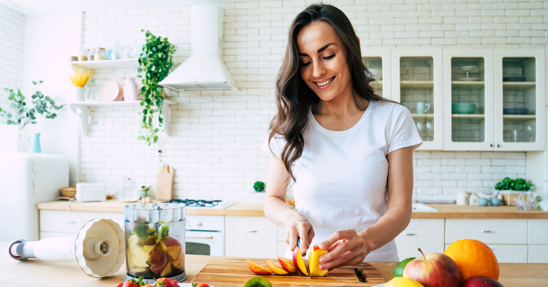 Frau schneidet Obst | Credit: iStock.com/Povozniuk