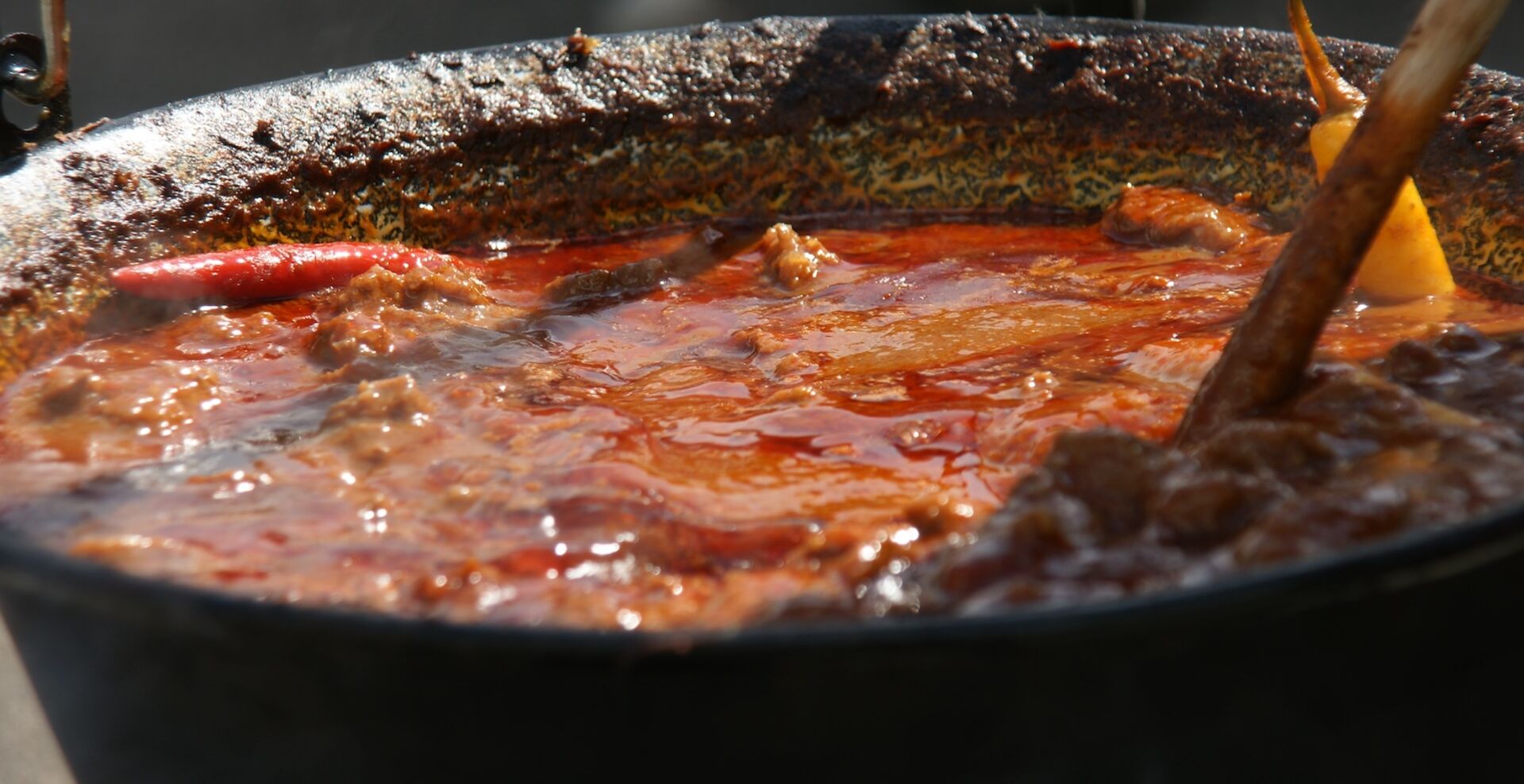 Gulasch kocht in einem Kessel