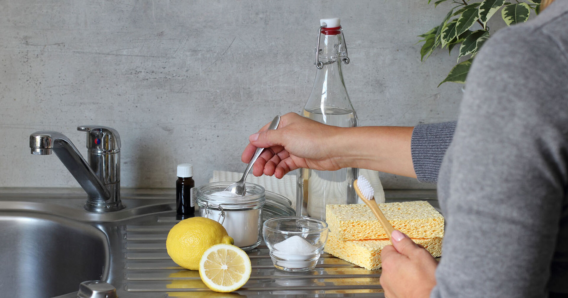 Frau reinigt mit Hausmitteln die Küche | Credit: iStock.com/Aygul Bulte