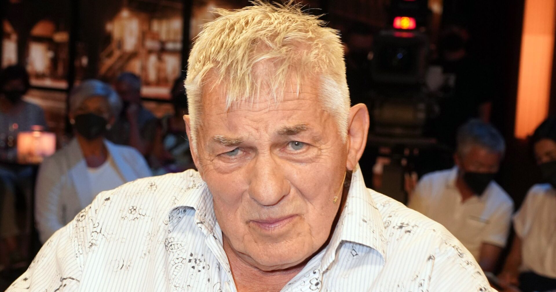 Heinz Hoenig mit einem weißen Hemd.