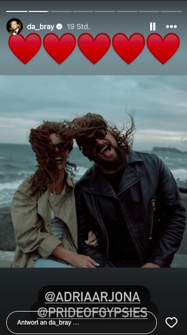 Ein Screenshot von Jason Mamoa und seiner neuen Freundin Adria Arjona.