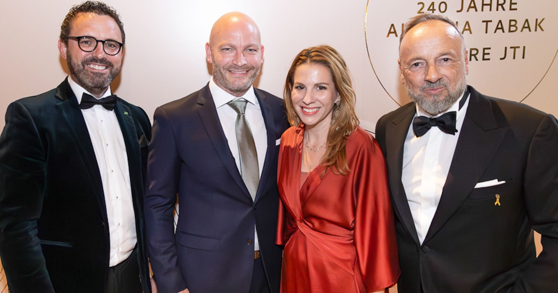 Drei Männer und eine Dame beim JTI-Fest in Abendgarderobe