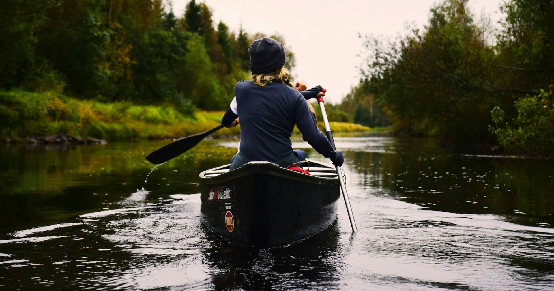 Ein Kanu auf offenen Gewässern.